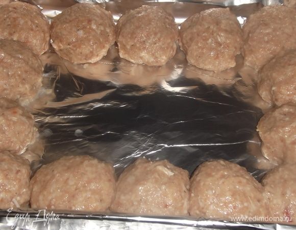 Застелить форму фольгой. Сформировать котлетки.