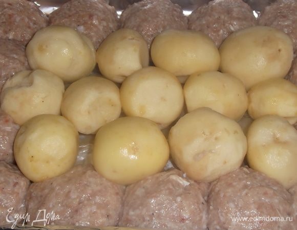 Уложить в форму вместе с картофелем.