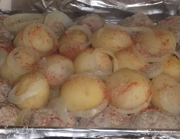 Снять фольгу, посолить картофель, добавить мускат и паприку. Запекать, не накрывая, 30–40 минут.