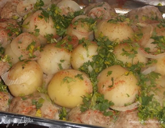 Вынуть из духовки, посыпать нарезанной зеленью.