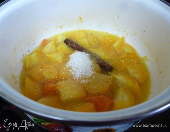 Когда морковь станет мягкой, положить сахар, довести до полного растворения. Степень сладости регулируйте по своему вкусу, но не стоит класть его слишком много.