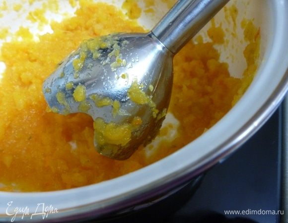 Вытащить корицу и пробить морковь блендером до состояния пюре. Переложить остывшее морковно-апельсиновое пюре в контейнер и отправить в морозилку. Раз в 30–40 минут помешивать ложкой, разбивая образовавшиеся кристаллы. Кстати, можно заморозить в маленьких стаканчиках, вставив палочку, и будет морковное мороженое.