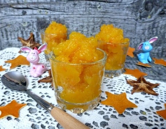 Если вас устраивает степень заморозки сорбе, то быстро разложите его по стаканчикам или креманкам и подавайте на стол. Наслаждайтесь прохладным десертом, подцепляя сорбе маленькой ложечкой. Приятного аппетита!