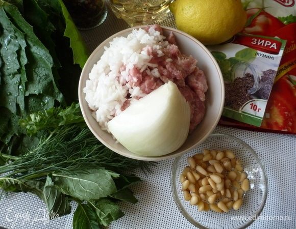 Подготовить все продукты для сармы. Овощи и зелень хорошо помыть. Фарш лучше взять из баранины,но допускается телятина или курица. Рис отварить 10 минут и откинуть на дуршлаг.