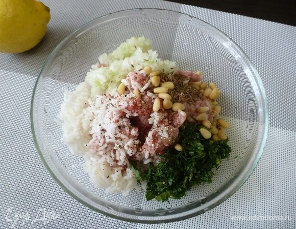 Лук измельчить в блендере и немного припустить на масле до прозрачности. Орешки подсушить в микроволновке. Зелень петрушки и мяты нарубить.