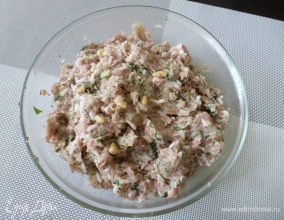 Смешать все вместе с фаршем, добавить специи, соль, немного лимонного сока. Хорошо перемешать.