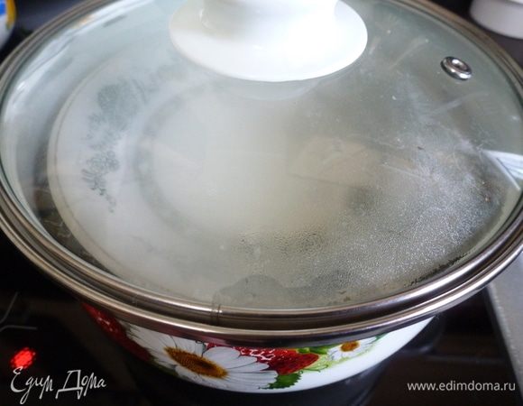 Чтобы она не всплывала и не разворачивалась при тушении, советую сверху положить тарелку диаметром меньше кастрюли.