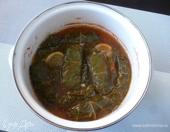 Тушить на маленьком огне 40–60 минут.