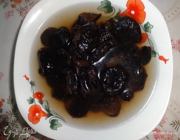 Чернослив вымыть. Залить горячей водой на 10 минут. Воду слить, чернослив отжать.