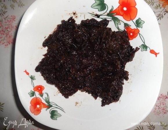 Чернослив измельчить в пюре любым способом (в блендере или в мясорубке).