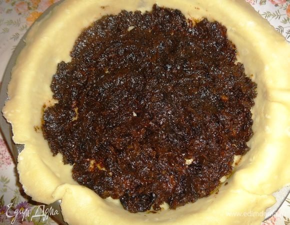 По дну формы на тесто распределить пюре из чернослива.