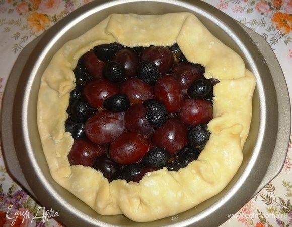 Сливы вымыть, обсушить. Разделить на половинки, удалить косточки. Выложить половинки слив поверх чернослива. У меня было штук 8 крупных розовых слив, остальные — мелкие сливы, терн. Завернуть свисающие края теста на сливы. Поставить галету в духовку, разогретую до 180°C, на 40–45 мин.