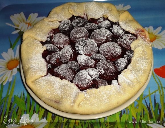 Готовую галету немного остудить в форме, затем выложить на блюдо. Посыпать сахарной пудрой.