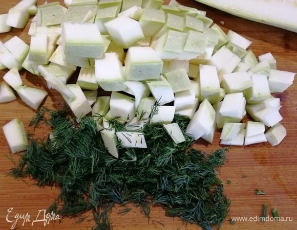 Нарежем кабачок и укроп.