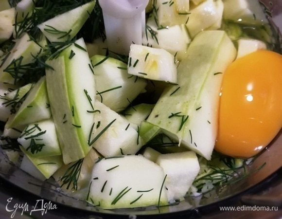 Кабачок, укроп и яйца измельчим в процессоре до состояния каши.