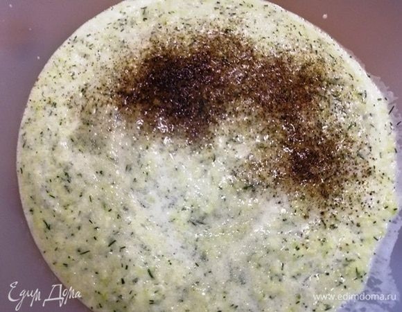 Посолим и поперчим. Вольем молоко.