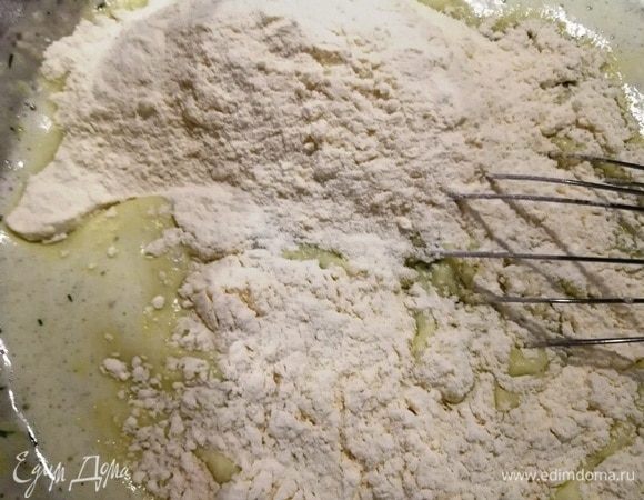 Добавим муку и перемешаем тесто.