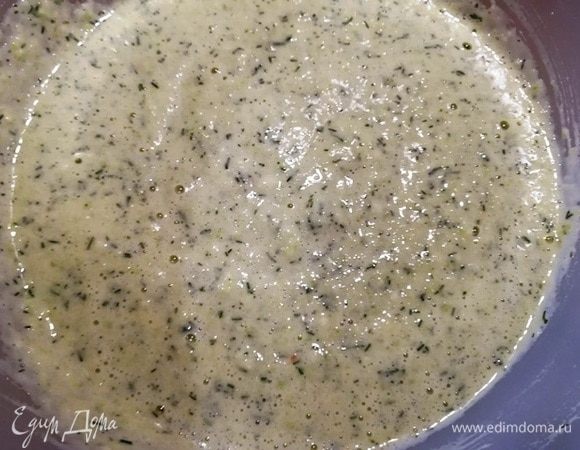 Вначале тесто покажется густоватым. Оставим его на 10 минут, за это время оно станет жиже. Консистенция — чуть гуще, чем на обычные блины.