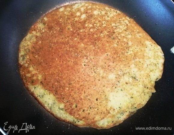 Пожарим блинчики с двух сторон. Готовые блины складываем стопочкой и накрываем.