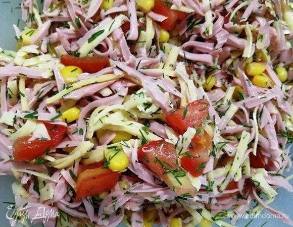 Смешиваем сыр, колбасу, кукурузу, укроп, помидор.