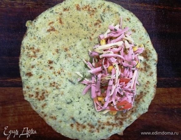 Выкладываем начинку на блинчик.