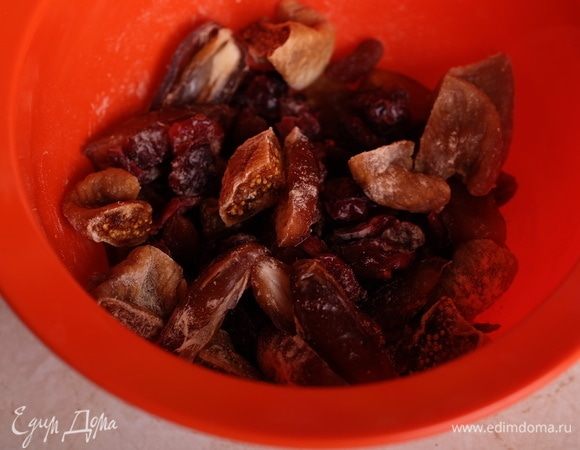 Минимум за сутки до приготовления хлеба сделать фруктовую мочку. Финики разрезать пополам, инжир — на 4 части. В миску сложить все сухофрукты (кроме кураги) и посыпать их сверху молотым имбирем.