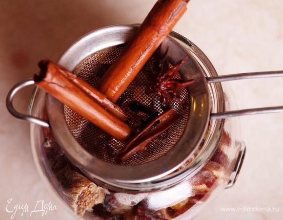 Снять кастрюлю с огня и дать смеси настояться в течение 10 минут. Процедить жидкость в банку с сухофруктами.