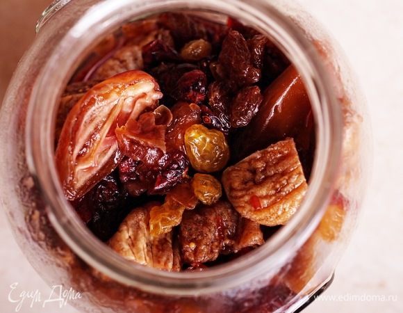 Перемешать сухофрукты с вином и дать мочке остыть. Хранить в холодильнике до использования, периодически встряхивая содержимое банки, чтобы сухофрукты равномерно смачивались жидкостью.