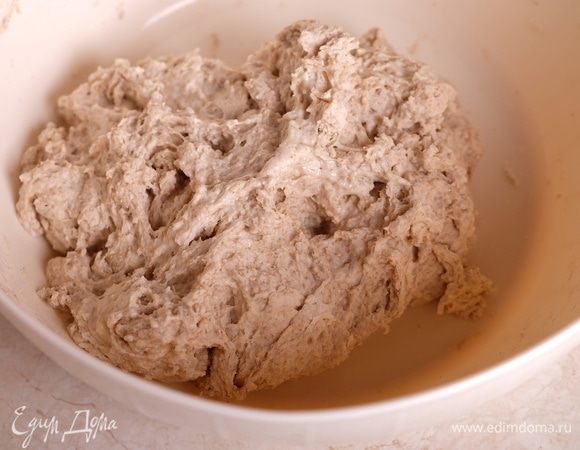 В миске смешать опару со всеми видами муки и водой, оставить на 30 минут на автолиз, прикрыв миску крышкой (пленкой).