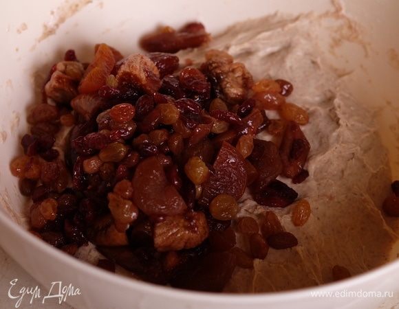 Через указанное время добавить соль, замесить тесто, оставить еще на 30 минут. Добавить фруктовую мочку (предварительно процедив сухофрукты от жидкости) и курагу.