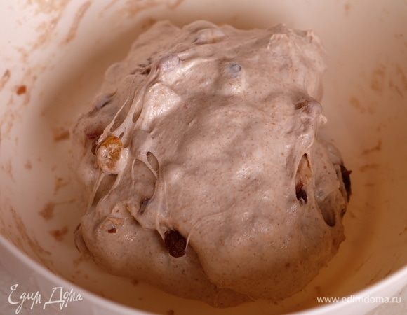 Вмешать сухофрукты в тесто. Оставить тесто на брожение при комнатной температуре на 2,5–3 часа, через каждые 30 минут делая по 4 складывания теста конвертом.