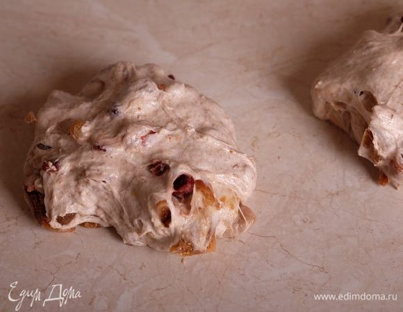 Выброженное тесто переложить на рабочую поверхность (мукой не подпылять), округлить, разделить скребком на 2 равные части. Каждую часть округлить, прикрыть пленкой (пленку предварительно натереть мукой, чтобы не прилипла к заготовкам) и оставить на отлежку на 30 минут.