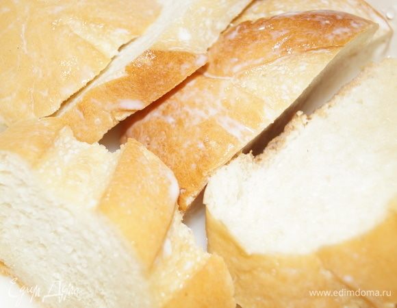 Хлеб замочите в молоке.