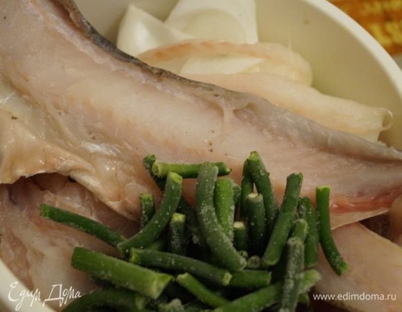 Рыбу нарежьте на филе. Грудинку и лук режьте на кусочки, которые подойдут для вашей мясорубки. У меня вместо чеснока — чесночные стрелки, вы можете использовать чеснок.