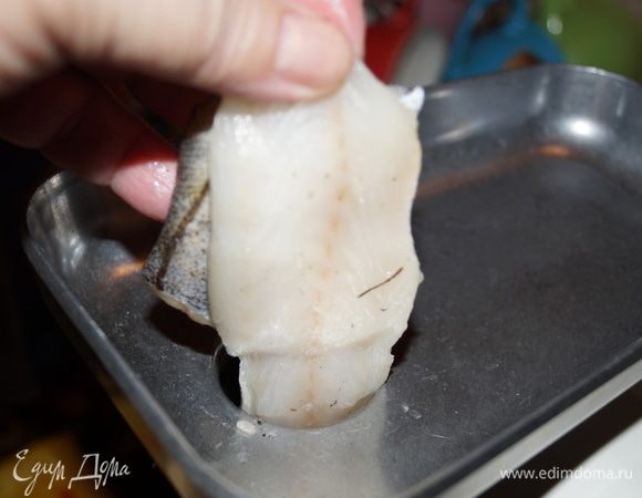 Пропускаем все через мясорубку, хлеб — в последнюю очередь, если фарш густой, то смело выливайте в него оставшееся молоко. А если нет, то отжимайте хлеб.