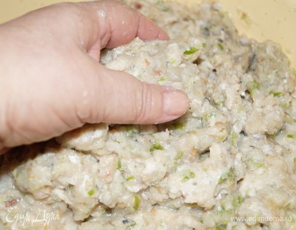 Солим, перчим по вкусу, смешиваем наш фарш до однородной массы, взбиваем. Фарш должен получиться пышным, не жидким.