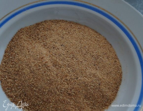 Насыпаем панировочные сухари. У меня меня — темные, вы можете взять светлые.