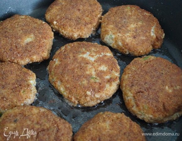 Когда биточки обжарились с одной стороны, переворачиваем лопаткой на другую.