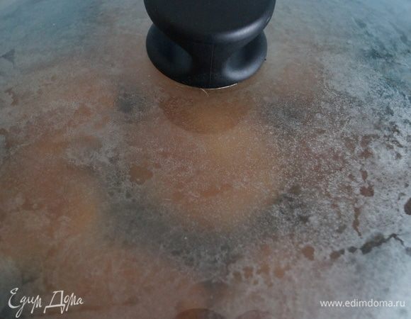 Накрываем крышкой и жарим 3 минуты на медленном огне.