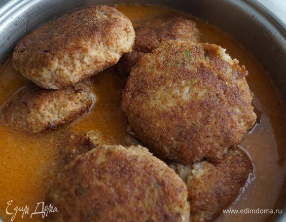 Заливаем биточки соусом, накрываем крышкой, доводим до кипения, делаем самый медленный огонь и тушим биточки 20–25 минут. Мы любим с картофельным пюре.