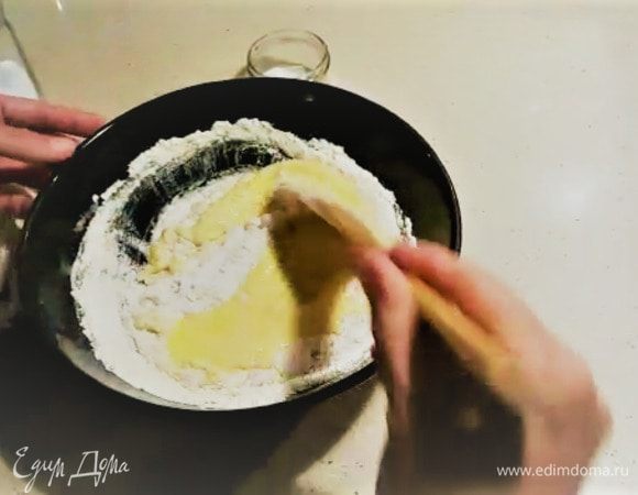 К растопленному сл. маслу добавляем сметану. Затем добавляем одну часть муки и разрыхлитель. Перемешиваем. Соль по вкусу.