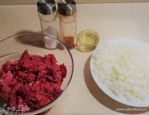 Переходим к начинке. Лук нарезаем кубиками, мясо измельчаем в блендере или мясорубке.