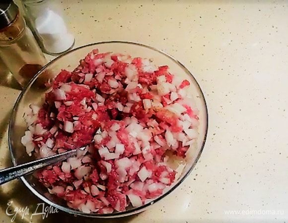 К измельченному мясу добавляем нарезанный лук и растительное масло. Соль и перец по вкусу. Начинка тоже готова.