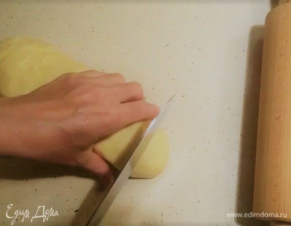 Теперь скатываем тесто в рулет и нарезаем на равные части.