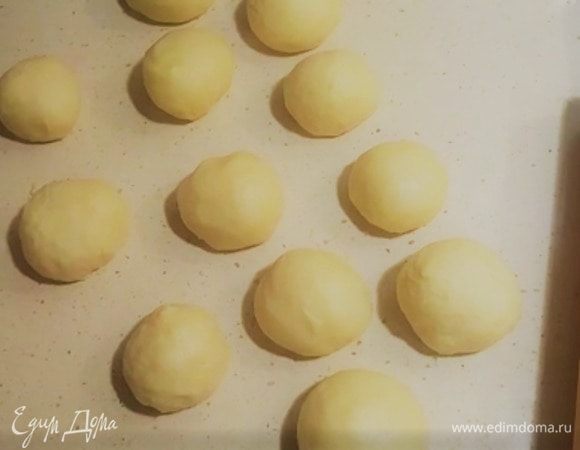 Каждую часть скатаем в шар.