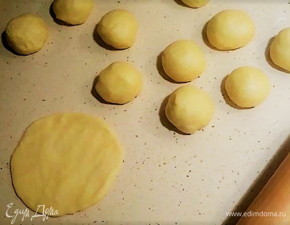 Теперь раскатываем куски теста.