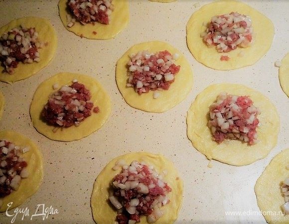 В каждый добавляем по 1 ст. л. (можно с горкой) начинки.