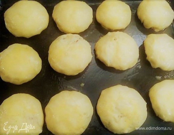 Заготовки выкладываем на смазанный растительным маслом противень. Верхушки смазываем взбитым яичным желтком.