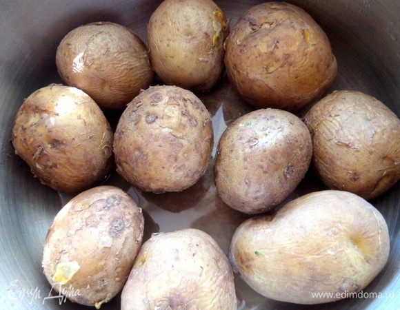 Поставить вариться картофель.