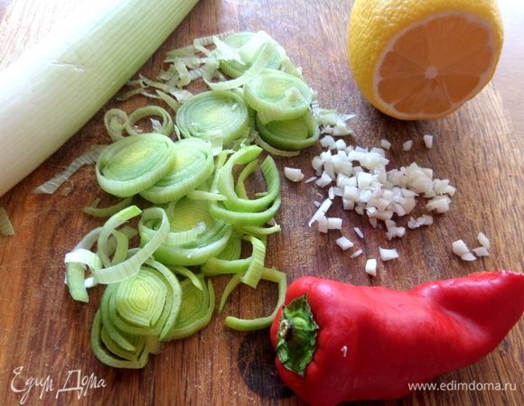 Подготовить и измельчить чеснок, перец чили, порей.